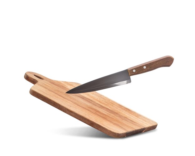 Cuchillo y tabla de madera para cocinar sobre un fondo blanco aislado