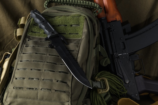 Cuchillo táctico de combate y mochila AK74