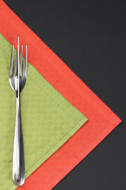 Foto cuchillo y tenedor con decoración navideña para menú de vacaciones sobre fondo negro