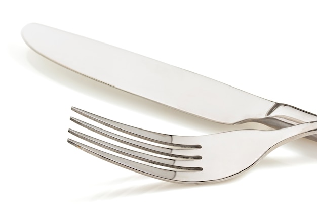 Cuchillo y tenedor sobre fondo blanco.