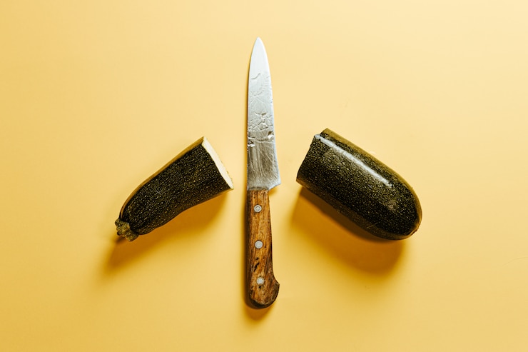 Foto un cuchillo viejo en medio de un calabacín cortado