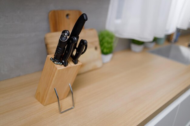 Cuchillos en un bloque de madera sobre una encimera de cocina