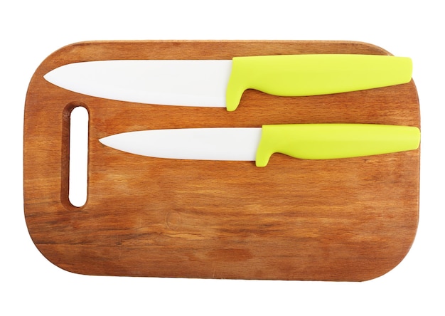 Cuchillos de cocina y tabla de cortar aislado en blanco