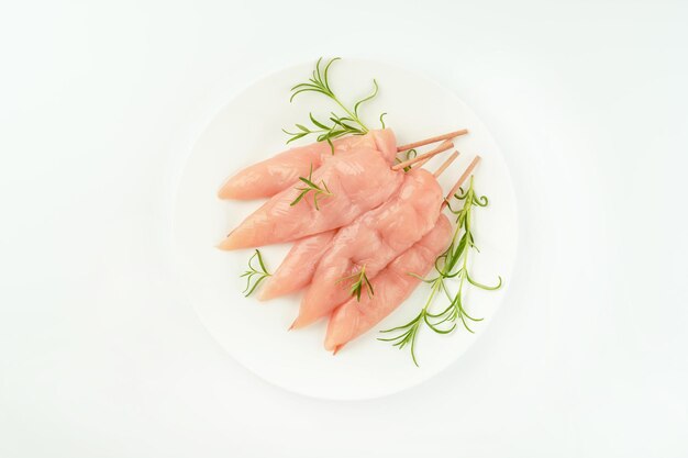 Cuchillos de filete interior de carne de pollo crudo en un plato blanco para un supermercado sobre un fondo blancof