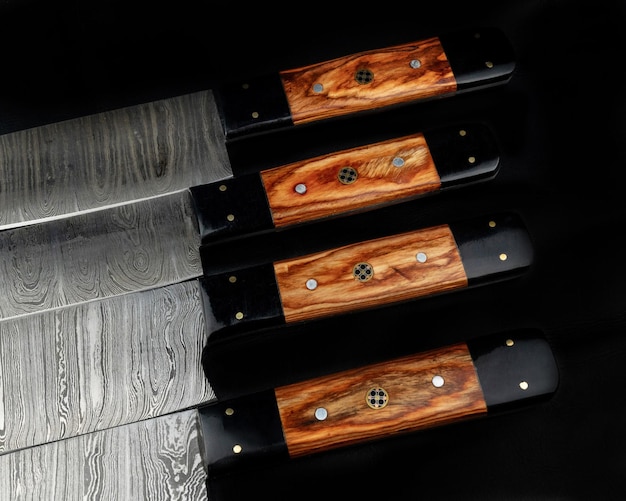 Cuchillos con mango de madera aislado en la vista superior de fondo blanco