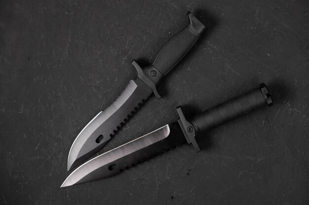 Cuchillos plegables sobre un fondo negro cuchillos de pluma sobre un fondo oscuro