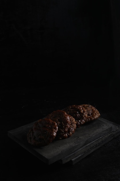 Cucur-Kuchen auf schwarzem Hintergrund isoliert. Indonesischer Kuchen