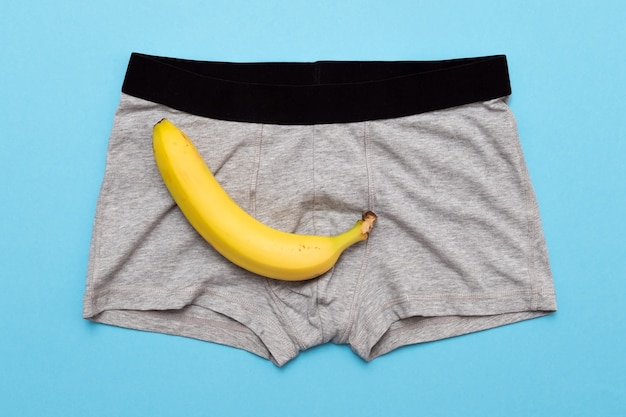 Cueca masculina com banana amarela no conceito de sexo saudável