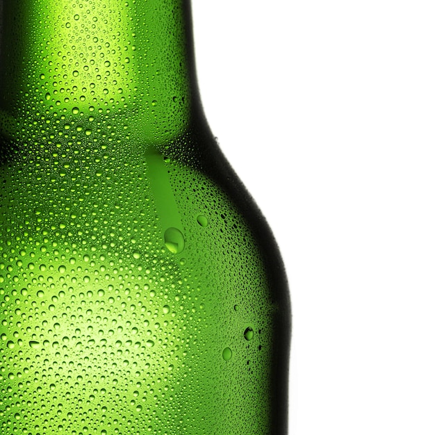 Cuello de botella de cerveza con gotas de alcohol de condensación de rocío