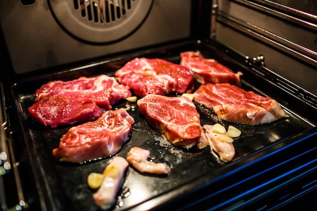 Cuello de cerdo a la parrilla en el horno de la cocina.