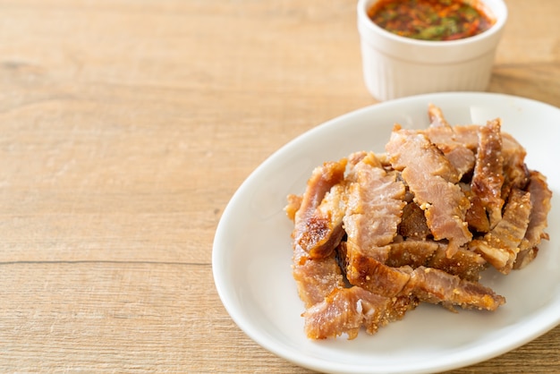 Cuello de cerdo a la parrilla o cuello de cerdo hervido al carbón con salsa picante tailandesa