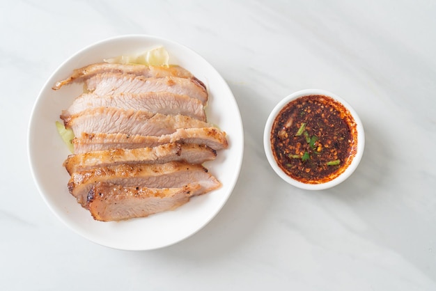 Cuello de cerdo a la parrilla tailandés con salsa picante - estilo de comida tailandesa