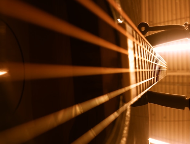 Cuello de diapasón de guitarra con espectacular fondo bokeh