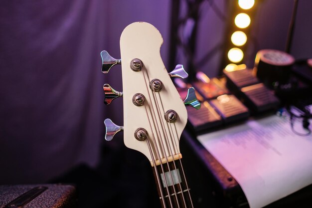 Cuello de guitarra blanca en una guitarra eléctrica de escenario en el concierto Equipo musical de concierto