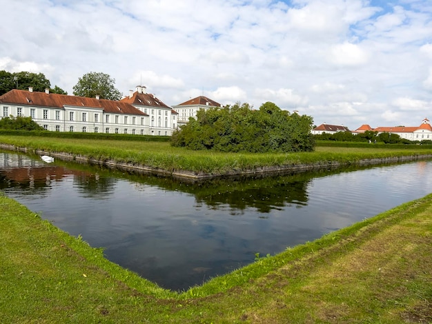 Cuenca de agua frente al Palacio de Nymphenburg en el centro de Munich