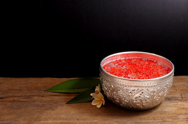 Cuenco de agua y flores para festival de songkran.