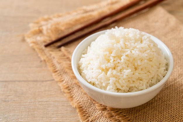 Cuenco de arroz blanco cocido con jazmín tailandés