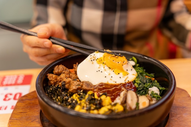 Cuenco de arroz de carne de res gourmet asiático con huevo cocido suave