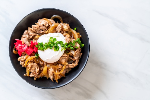 Cuenco de arroz de cerdo con huevo (Donburi) - comida japonesa