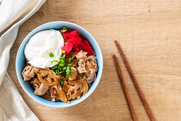 Cuenco de arroz de cerdo con huevo (Donburi) - comida japonesa