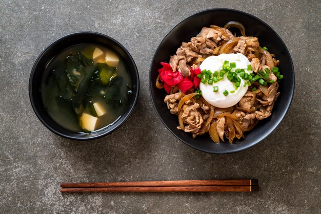 Cuenco de arroz de cerdo con huevo (Donburi) - comida japonesa