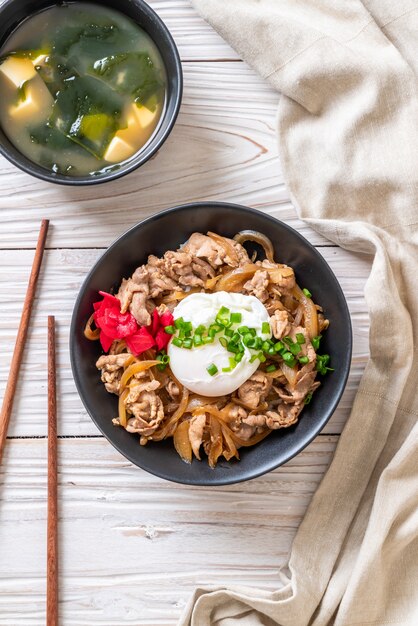 Cuenco de arroz de cerdo con huevo (Donburi) - comida japonesa