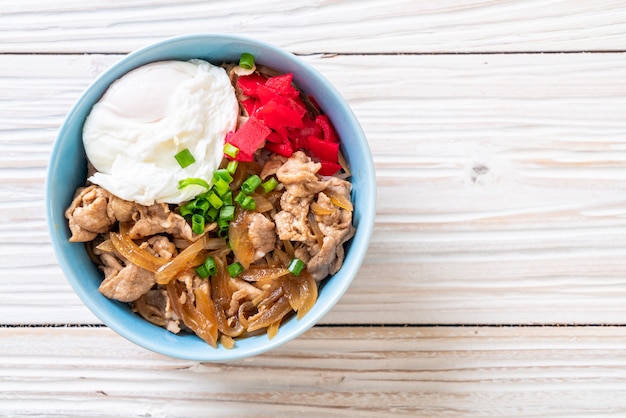 Cuenco de arroz de cerdo con huevo (Donburi) - comida japonesa