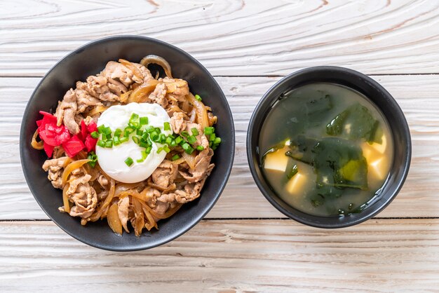 Cuenco de arroz de cerdo con huevo (Donburi) - comida japonesa