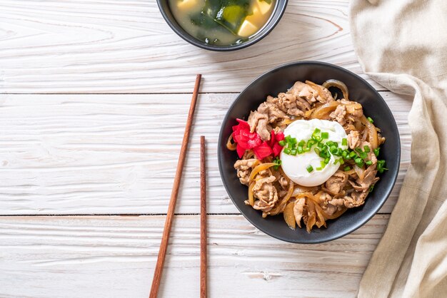 Cuenco de arroz de cerdo con huevo (Donburi) - comida japonesa