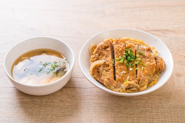 Cuenco de arroz de chuleta de cerdo frito (Katsudon)