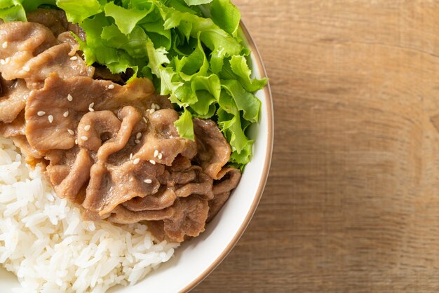 Cuenco de arroz Donburi de cerdo japonés casero