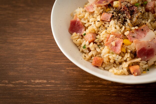 cuenco de arroz frito con tocino, jamón y pimientos negros