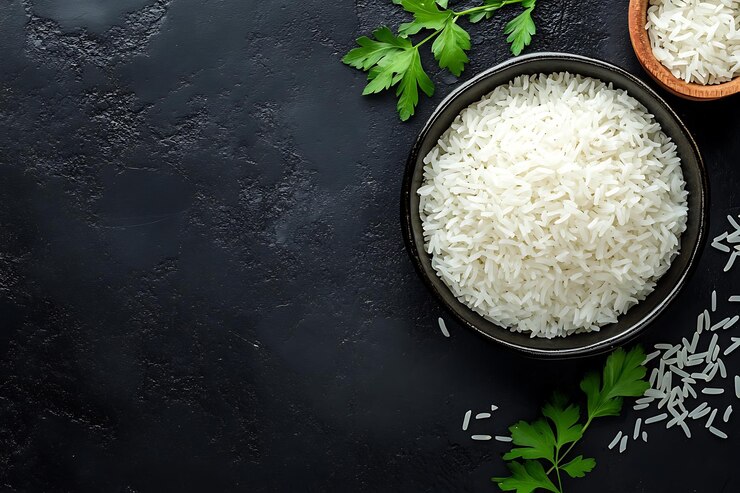 Cuenco de arroz con hojas de perejil
