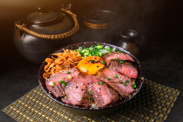 Cuenco de arroz japonés de carne de res Donburi