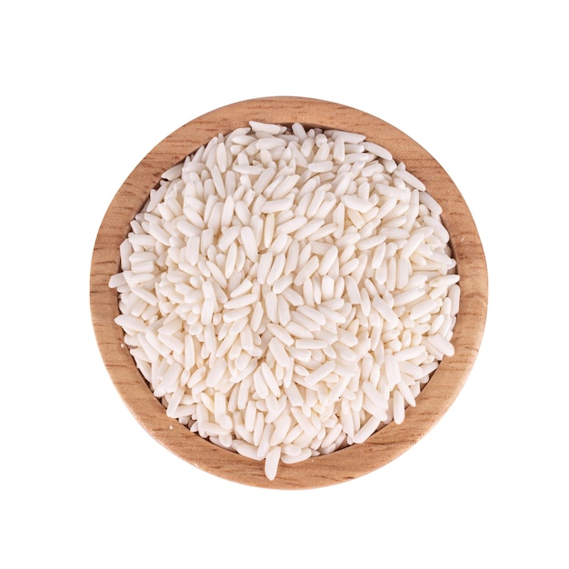 Cuenco de arroz de madera aislado sobre fondo blanco.