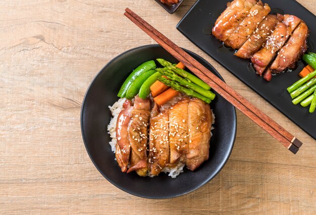 cuenco de arroz con pollo teriyaki