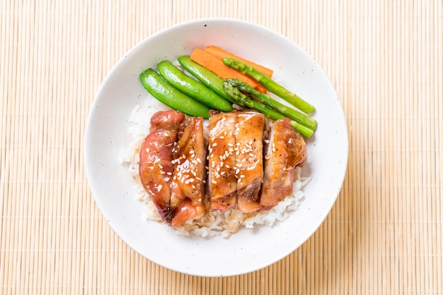 cuenco de arroz con pollo teriyaki