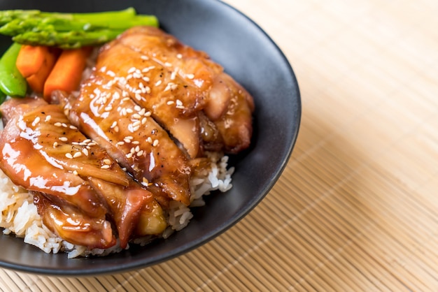 cuenco de arroz con pollo teriyaki