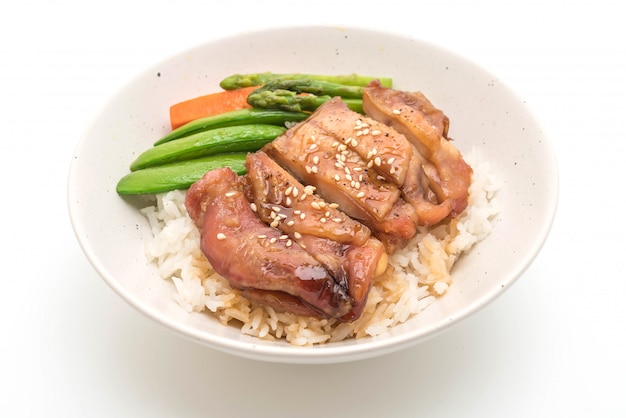 cuenco de arroz con pollo teriyaki