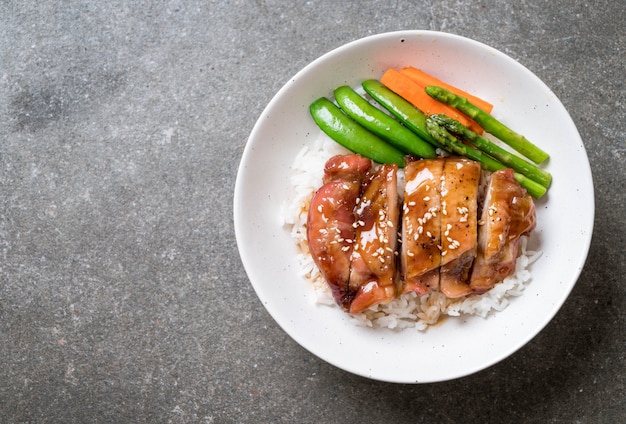 cuenco de arroz con pollo teriyaki