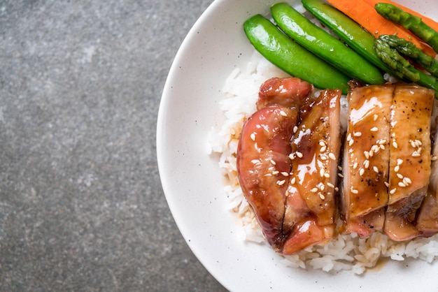 cuenco de arroz con pollo teriyaki