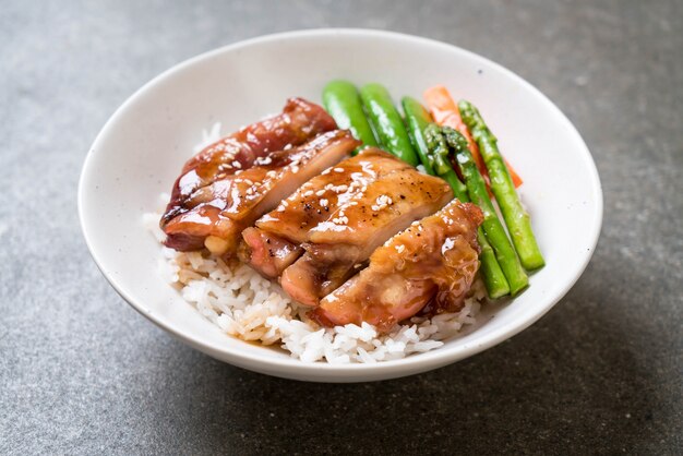 cuenco de arroz con pollo teriyaki