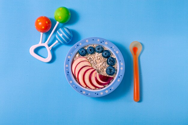 cuenco con avena y frutas