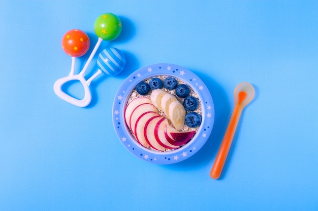 cuenco con avena y frutas