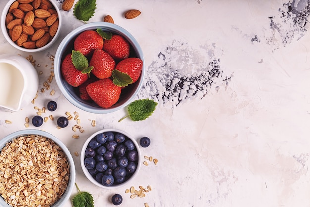 Cuenco de avena con frutos rojos y almendras