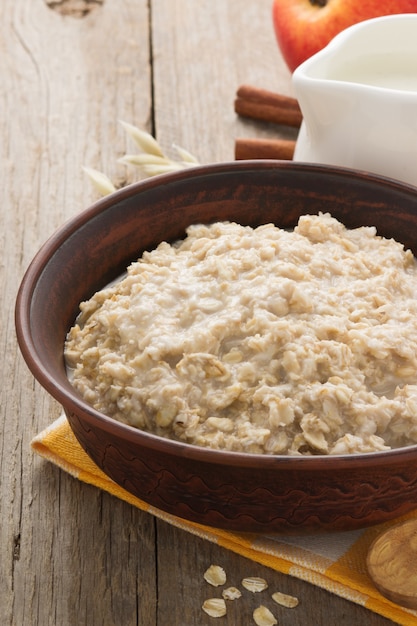 Cuenco de avena en madera