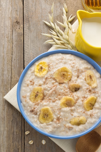 Cuenco de avena en madera