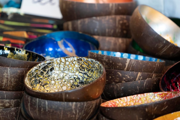 Cuenco de bambú con decoración en el mercado