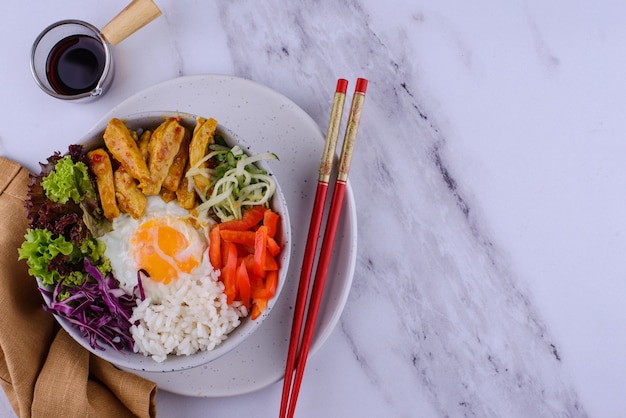 Cuenco de bibimbap coreano con arroz de carne y ensalada