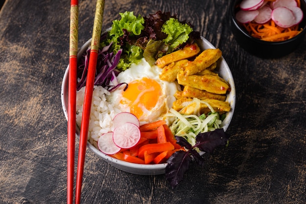 Cuenco de bibimbap coreano con arroz de carne y ensalada